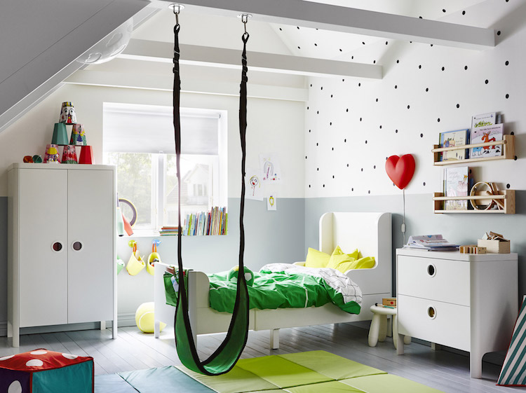 chambre-enfant-IKEA-meubles-blancs-balançoire-verte