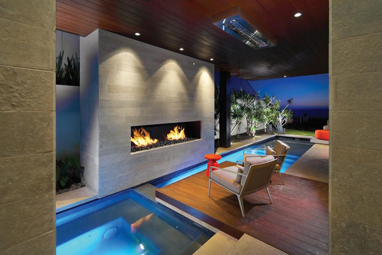 cheminee exterieure moderne-gaz-linéaire-terrasse-couverte-piscine