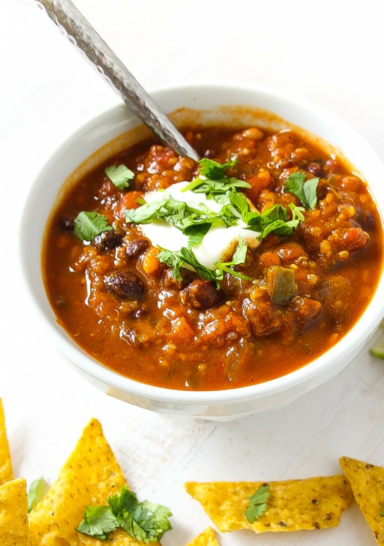 chili con carne végétarien quinoa-recette-mexicaine-servir-nachos