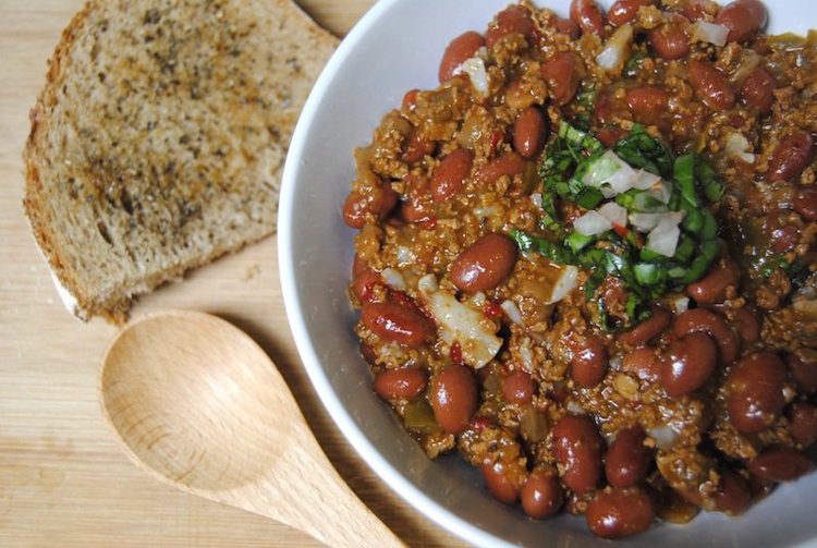 chili-con-carne-végétarien-variation-haricots-rouges-poivrons-bruschetta