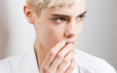 coupe-courte-femme-boyish-légèrement-dégradée-blond-platine