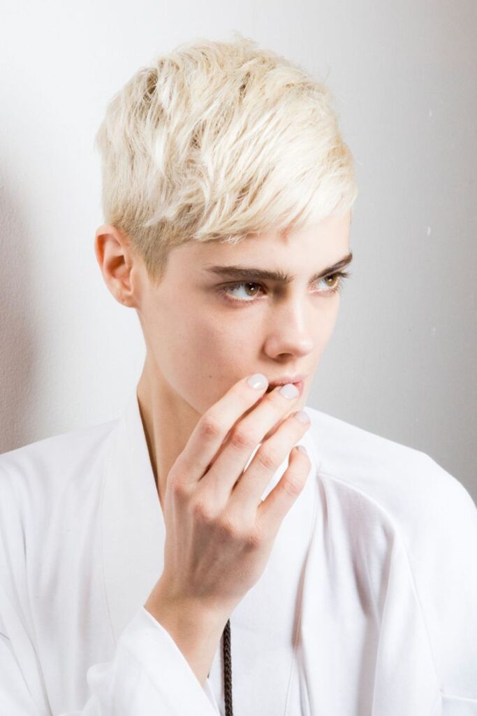 coupe-courte-femme-boyish-légèrement-dégradée-blond-platine