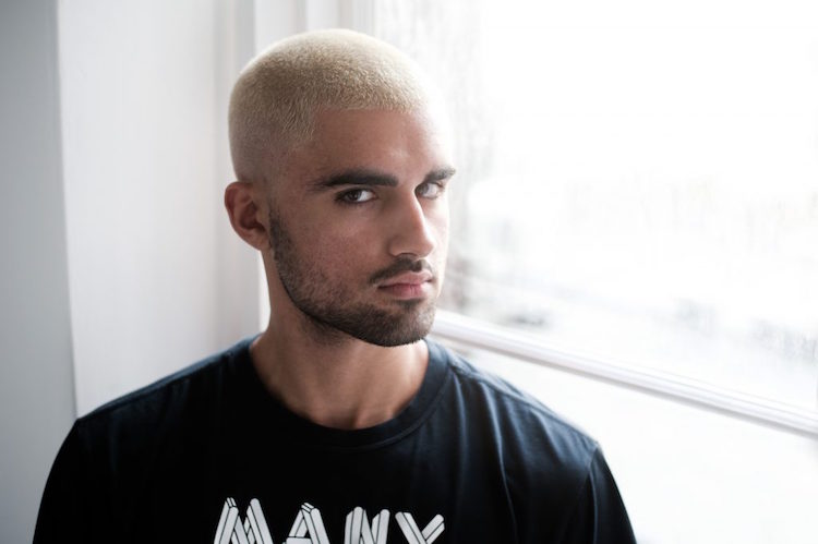 coupe-homme-rasé-buzzcut-coloration-blond-platine