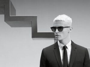 coupe-homme-rasé-cheveux-blond-platine-coloration-tendance-hommes