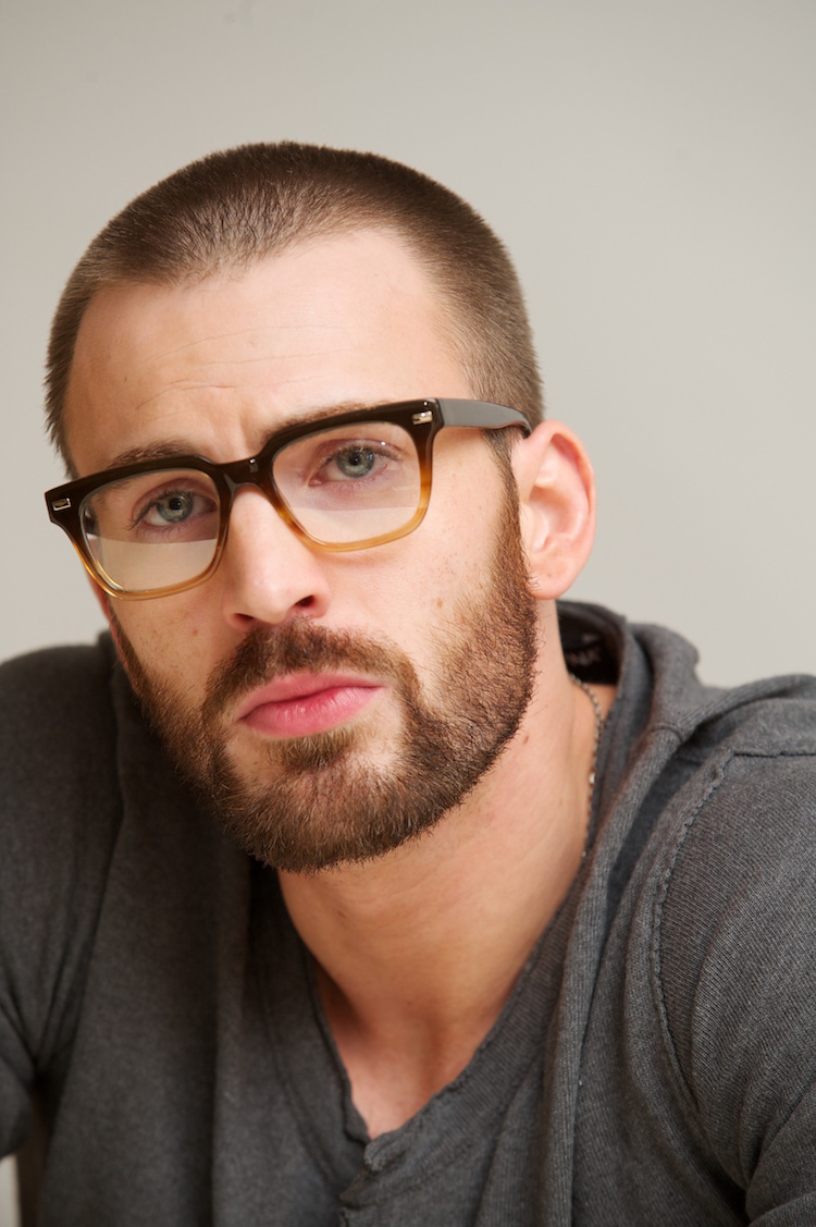 coupe-homme-rasé-classique-barbe-lunettes