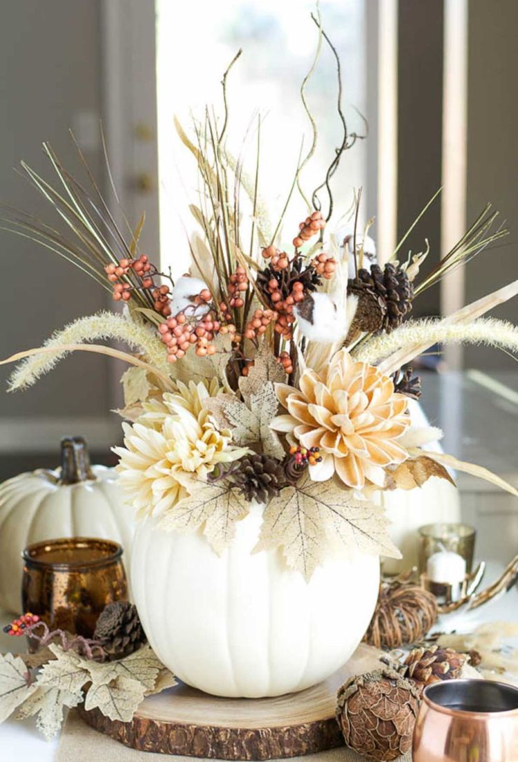 courges-blanches-decoration-automne-bouquet-fleurs-sechees-branchettes-baies-pommes-pin