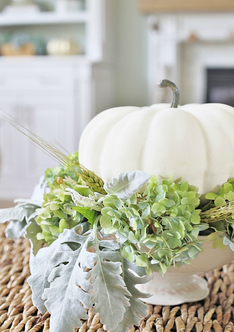 courges blanches decoration-automne-centre-table-citrouille-blanche-hydrangea-epi-ble-feuillages