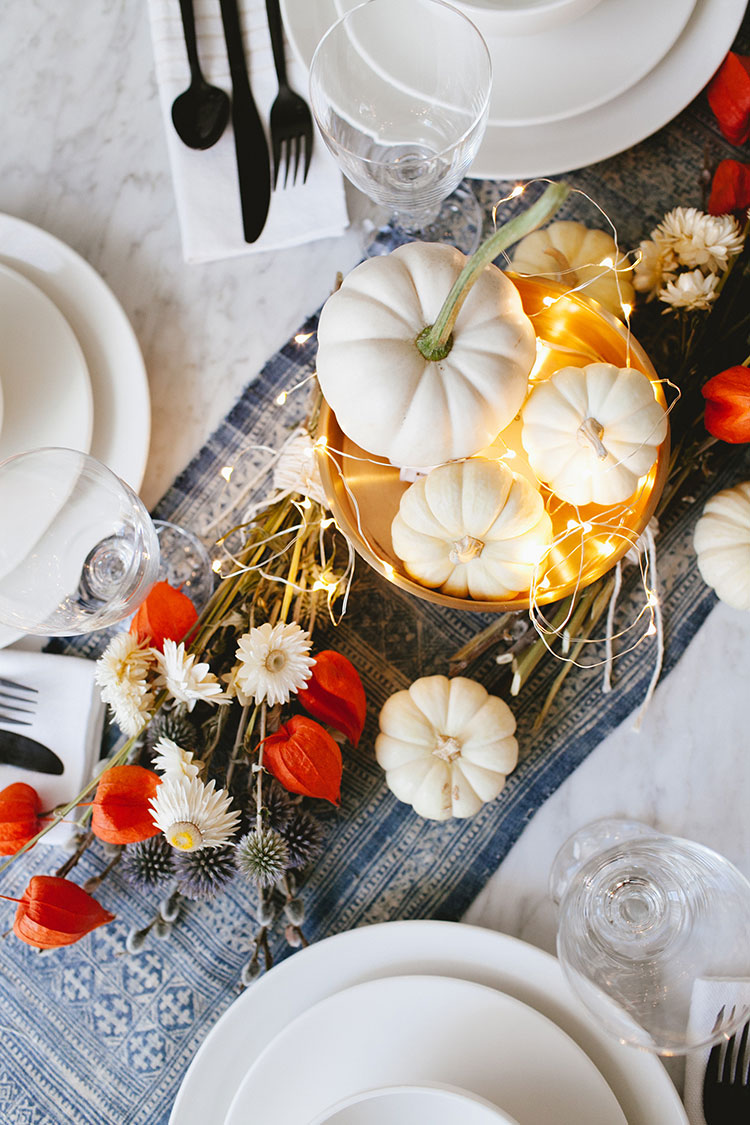 courges-blanches-decoration-automne-centre-table-guirlandes-lumineuses-fleurs-panier