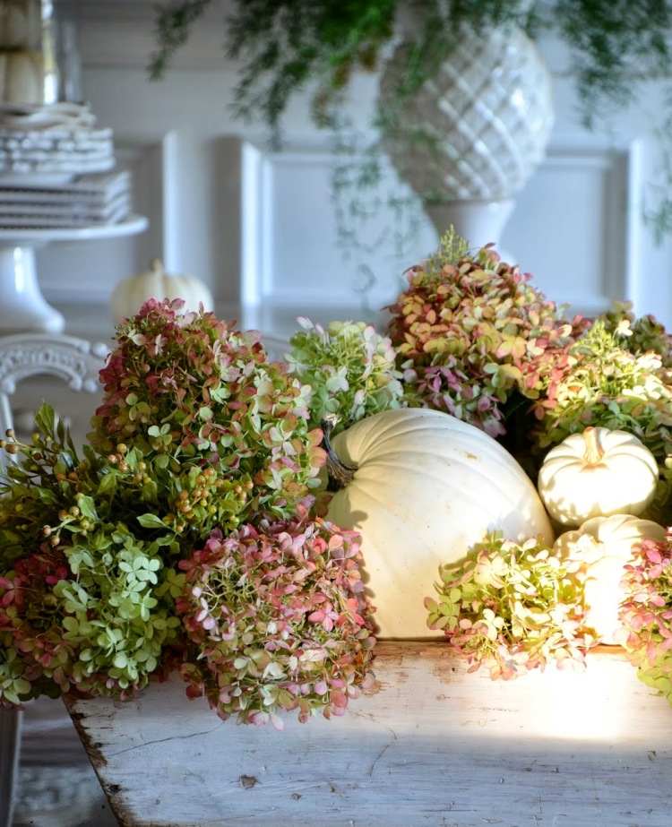 courges-blanches-decoration-automne-centre-table-hortensias-lumieres