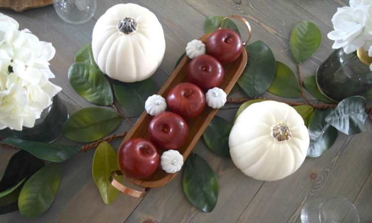courges-blanches-decoration-automne-pommes-pin-deco-feuillages-fleurs-blanches