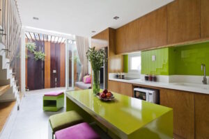 cuisine-verte-armoires-bois-îlot-central-vert-anis