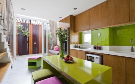 cuisine-verte-armoires-bois-îlot-central-vert-anis
