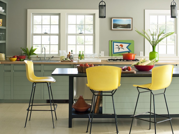 cuisine-verte-moderne-armoires-basses-vert-céladon-chaises-jaunes
