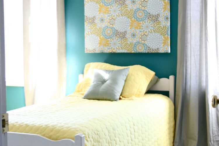 Déco bleu canard et jaune qui attise des sentiments et rehausse le décor