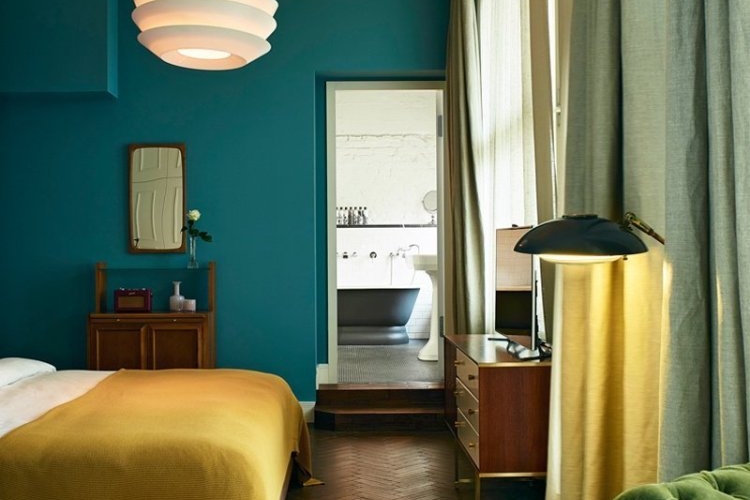 Déco bleu canard et jaune qui attise des sentiments et rehausse le décor