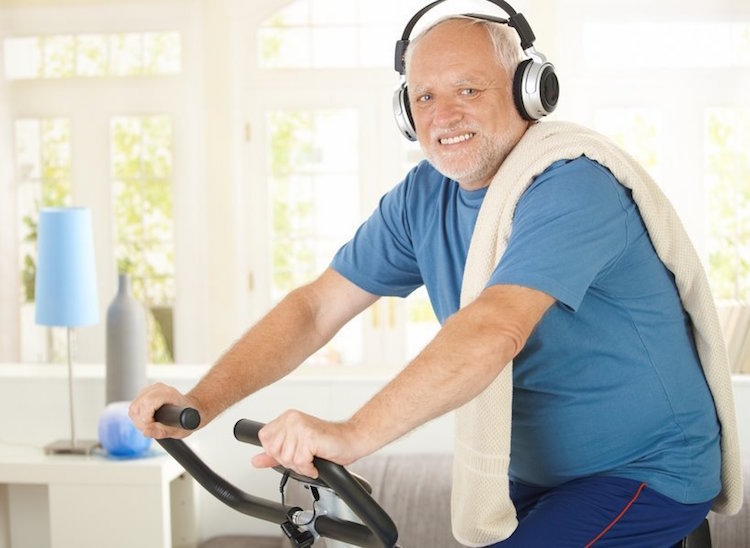 entrainement- vélo appartement ecouter-musique-personnes-agees