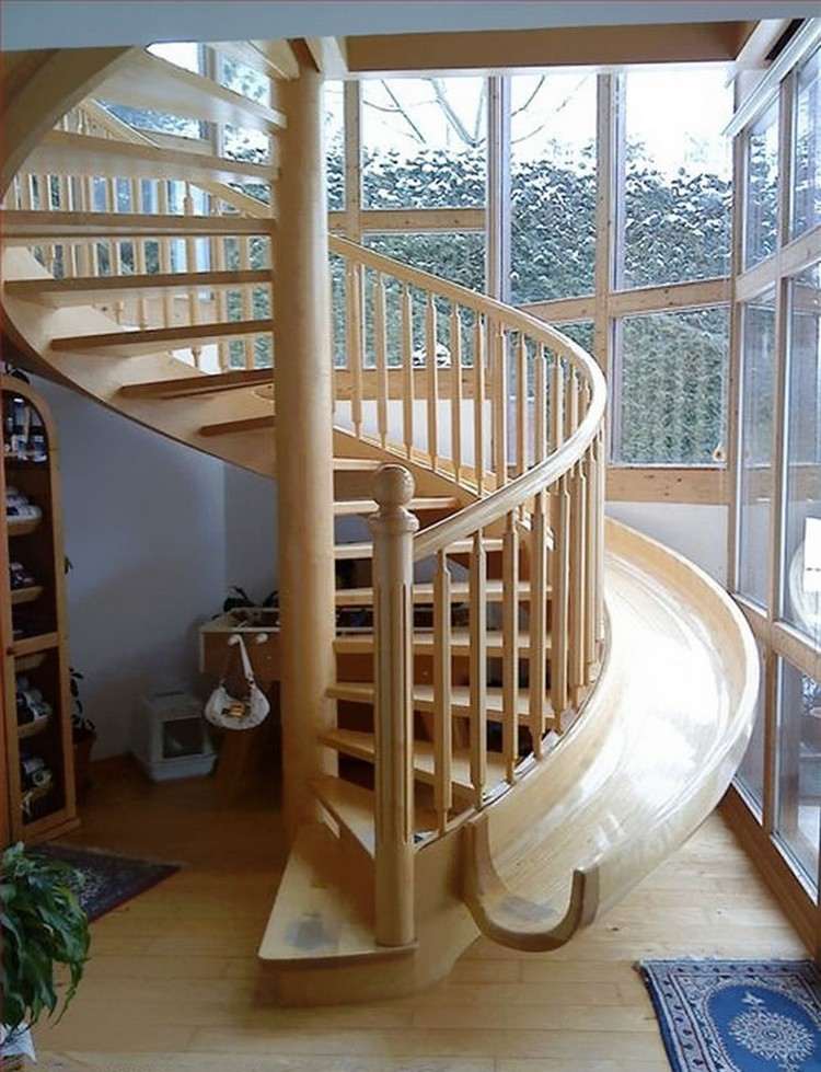 escalier-intérieur-moderne-bois-clair-colimaçon