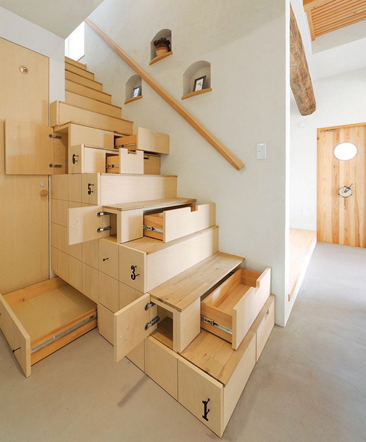 escalier-intérieur-moderne-bois-clair-idée-rangement