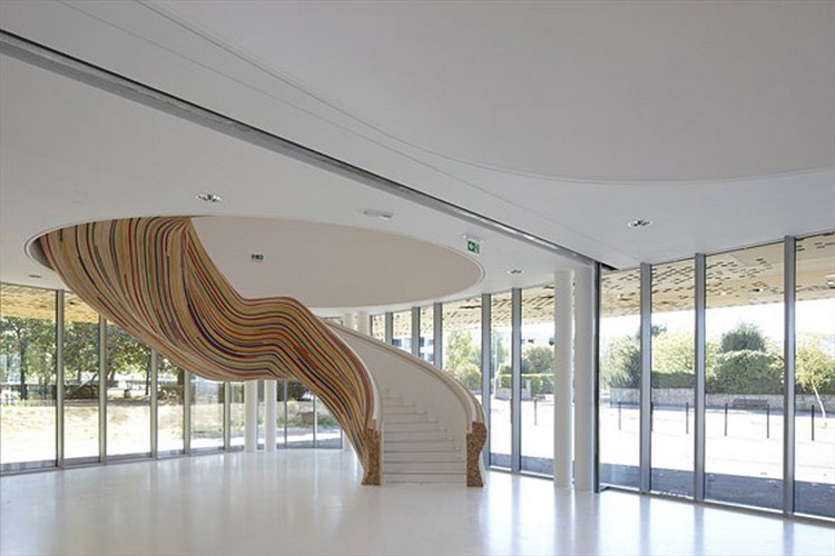 escalier-intérieur-moderne-bois-clair-massif-architecte