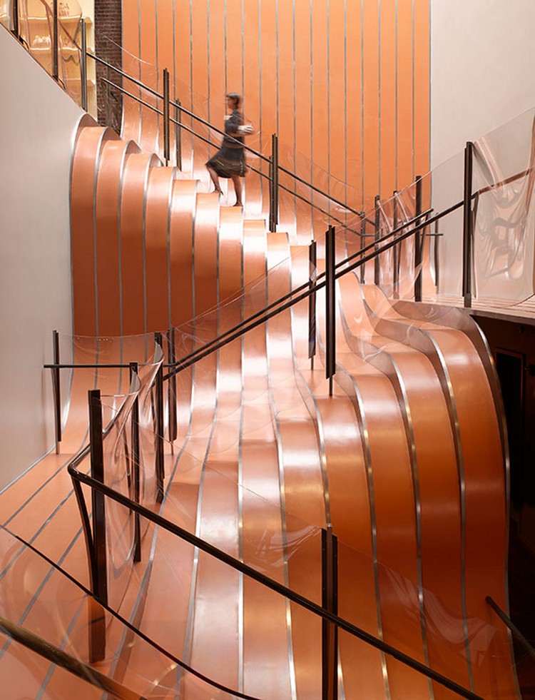 escalier-intérieur-moderne-bois-verre-métal-design