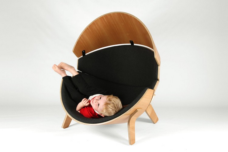 Un fauteuil enfant en bois: l'endroit cachette pour vos enfants!