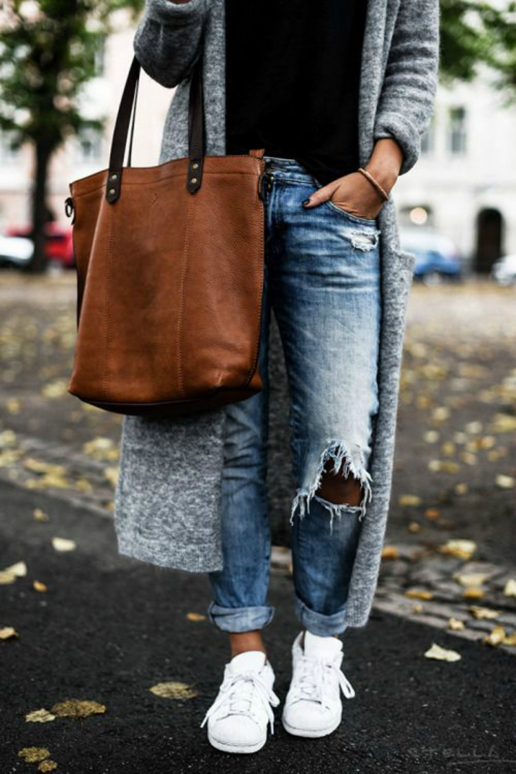 gilet-long-femme-gris-boyfriend-jeans-sneakers-blanches-sac-cuir