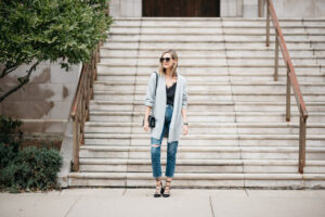gilet-long-femme-gris-clair-top-satin-boyfriend-jeans-escarpins-petit-sac-noir