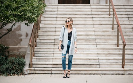 gilet-long-femme-gris-clair-top-satin-boyfriend-jeans-escarpins-petit-sac-noir