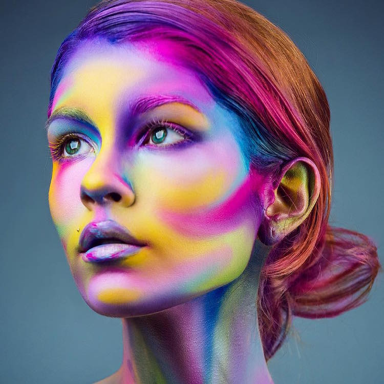 idée-maquillage-Halloween-haut-couleurs-effet-holographique