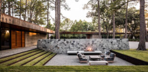 jardin-contrebas-fosse-conversation-foyer-exterieur-beton-brise-vue-pierre-naturelle