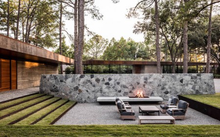 jardin-contrebas-fosse-conversation-foyer-exterieur-beton-brise-vue-pierre-naturelle
