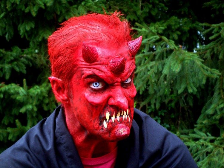 maquillage-halloween-homme-hellboy-rouge