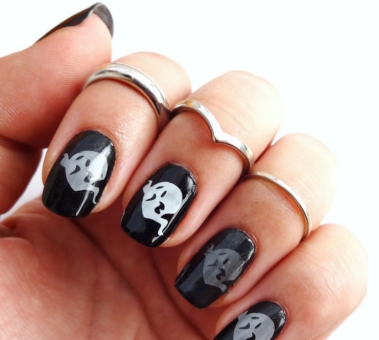nail art Halloween facile fantomes-vernis-noir
