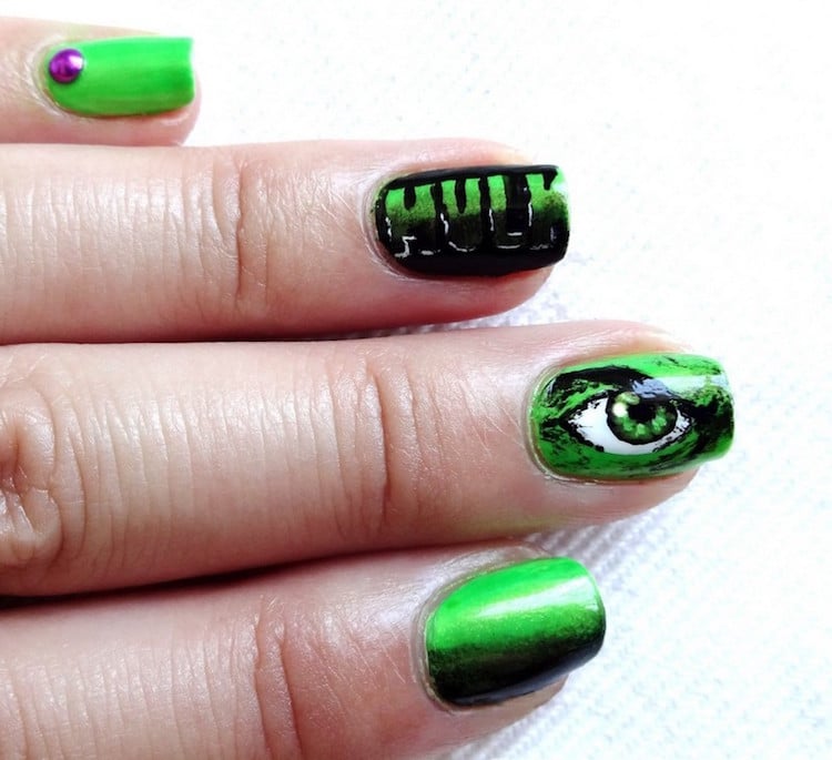nail-art-Halloween-facile-oeil-monstre-vernis-vert