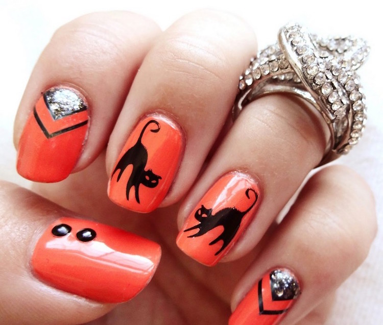 nail-art-Halloween-facile-stickers-chat-noir-strass-vernis-orange