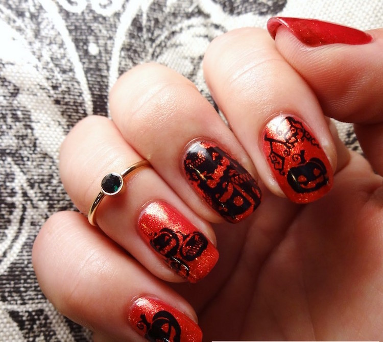 nail-art-Halloween-facile-stickers-citrouilles-mechantes