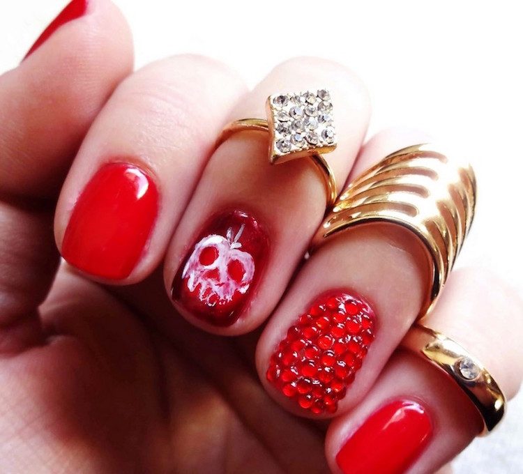 nail-art-Halloween-facile-tete-mort-strass-vernis-rouge