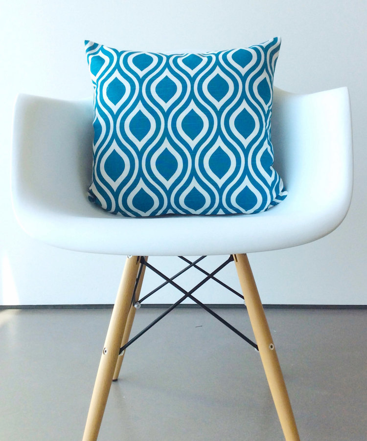 objet déco bleu canard - coussin-motif-fauteuil-Eames