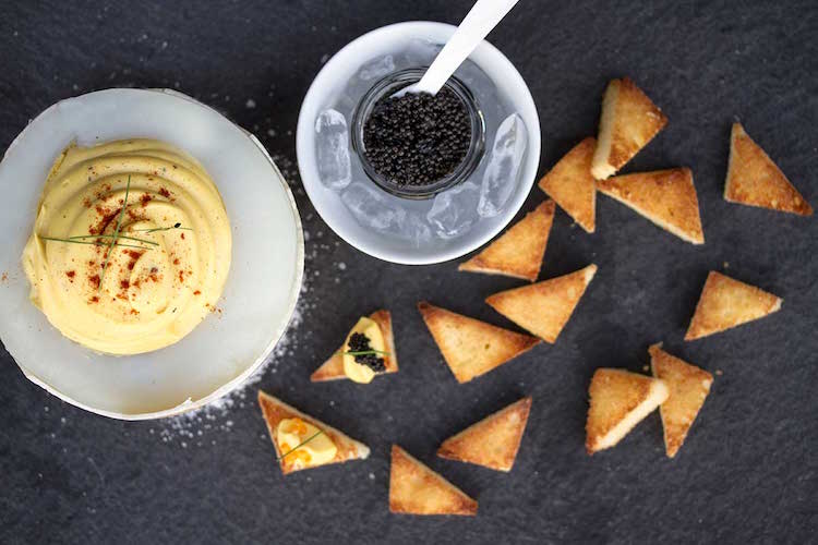 oeuf-autruche-Mimosa-garnir-crackers-pain-caviar