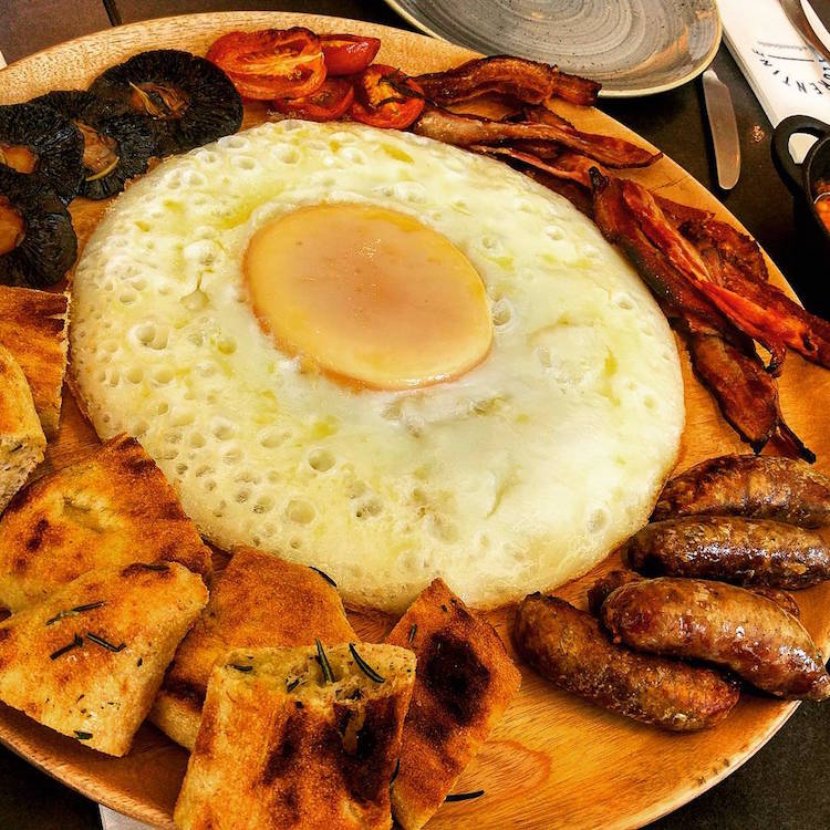 œuf d’autruche petit-déjeuner-oeuf-au-plat-saussisses-pain-champignons
