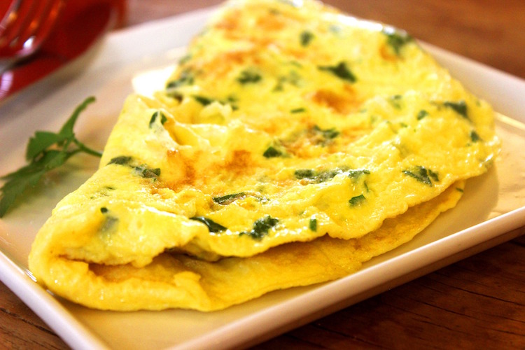 oeuf-autruche-recette-omelette-facile-persil-frais