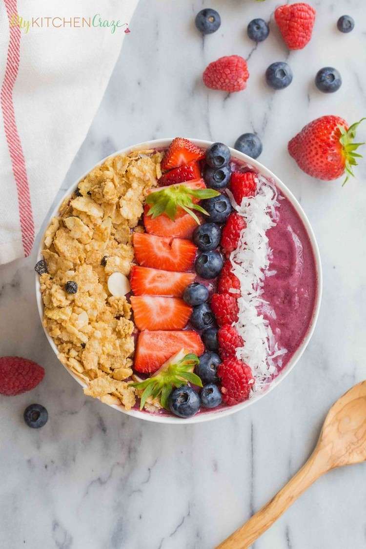 petit-déjeuner-vegan-bol-smoothie-fraises-avoine