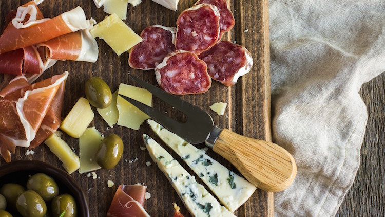 recette figatelli aperitif-plateau-bois-fromage-olives-vertes-proschiutto