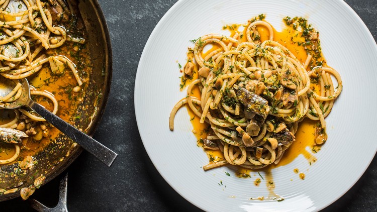 recette-pasta-jamie-oliver-spaghettis-sardines-poisson-oignon-noix
