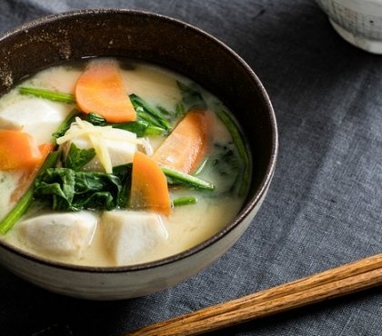 recette-soupe-miso-japonaise-tofu-carottes-légumes-algues