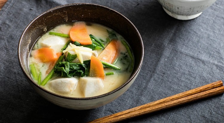 recette-soupe-miso-japonaise-tofu-carottes-légumes-algues