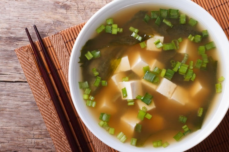 recette soupe miso japonaise-traditionnelle-tofu-légumes