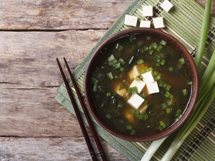 recette-soupe-miso-japonaise-traditionnelle-tofu-oignon