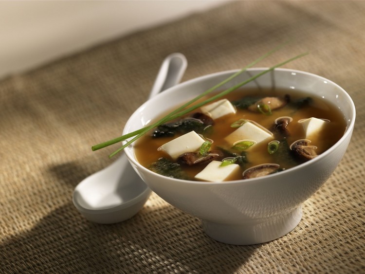 recette soupe miso traditionnelle-japonaise-tofu-champignons