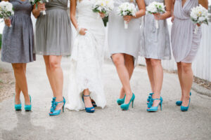 robe-demoiselle-honneur-grise-chaussures-turquoise